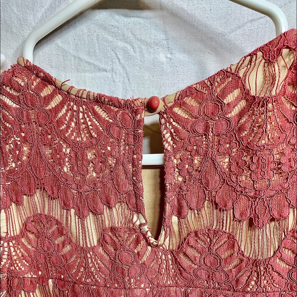 JUNIOR’S SPEECHLESS-MAUVE LACE SCALLOPED DRESS - Picture 3 of 5